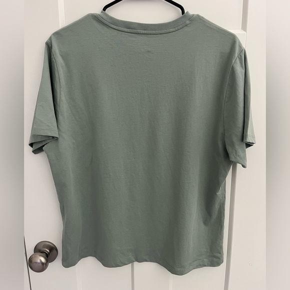 Abercrombie & Fitch Relaxed Fit Crew Neck T Shirt - Picture 2 of 4